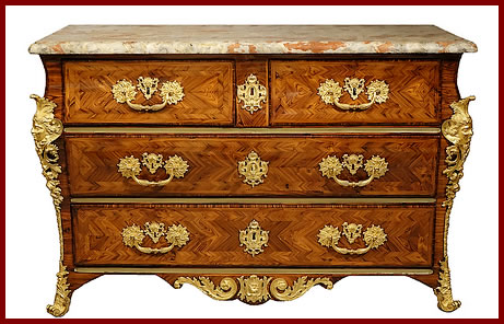 Commode Régence en sarcophage en bois de violette XVIIIe siècle